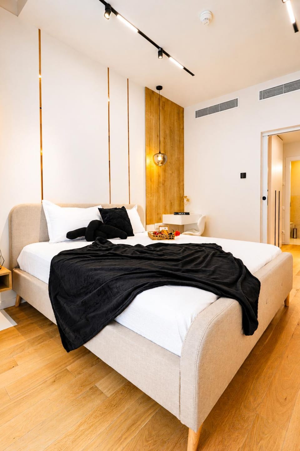 Bed, Photo of the whole room, Bedroom