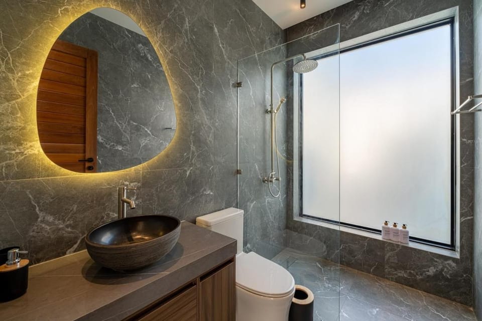Shower, Toilet