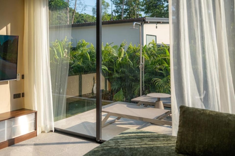 Shower, TV and multimedia, Seating area, Swimming pool, sunbed