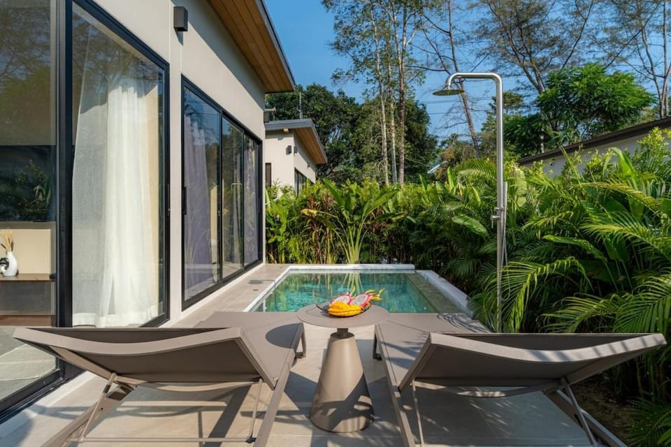 Shower, Property building, Balcony/Terrace, Swimming pool, sunbed