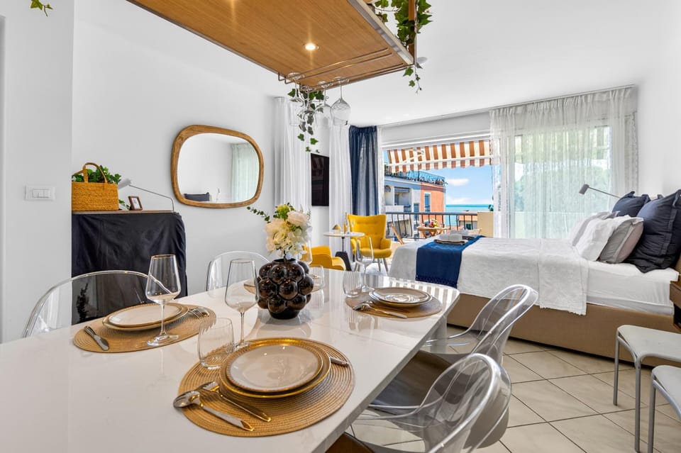Residence La Plage - Beach and Sea View Apartment in Roquebrune-Cap-Martin
