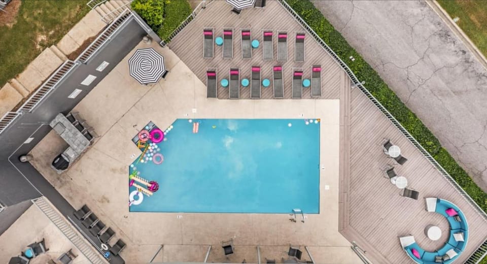 Green & Private 2BR - King Bed, Pool, Gym Near UAB & Hospitals Apartment in Homewood