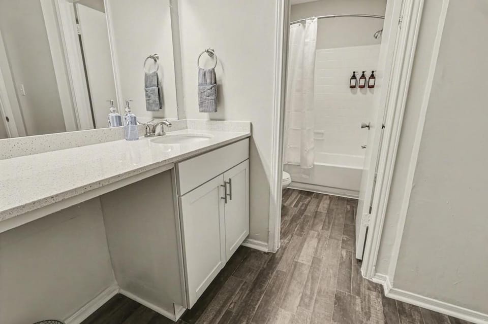 Green & Private 2BR - King Bed, Pool, Gym Near UAB & Hospitals Apartment in Homewood