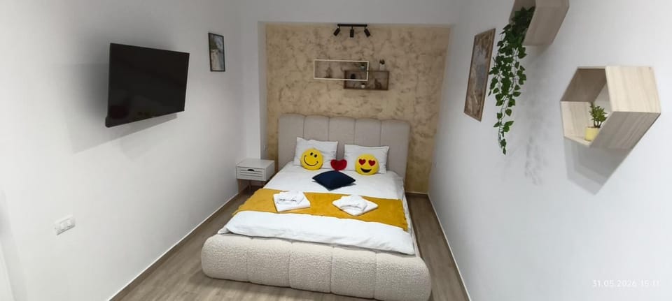 Bed, TV and multimedia, towels
