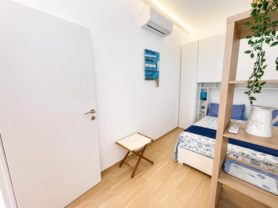 Bedroom, wardrobe, air conditioner