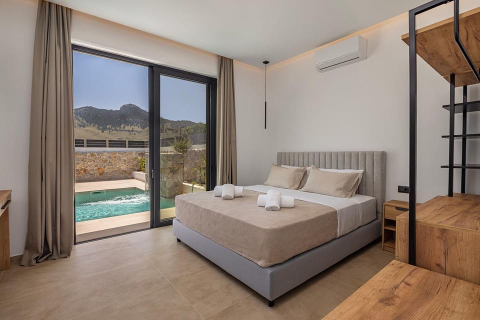 Bed, Photo of the whole room, Bedroom, Mountain view, Pool view, Swimming pool, towels, air conditioner