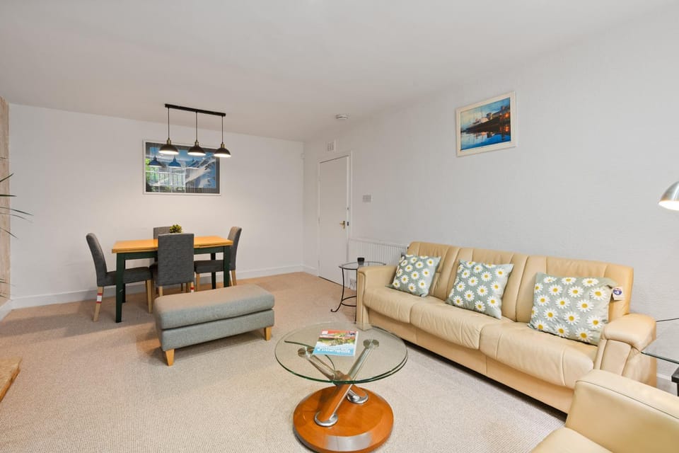 CENTRAL Spacious 2 double bedroomed apartment with its own private garden Princes street 10 minute walk Apartment in Edinburgh