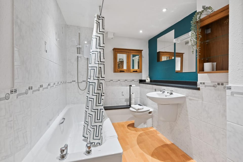 CENTRAL Spacious 2 double bedroomed apartment with its own private garden Princes street 10 minute walk Apartment in Edinburgh
