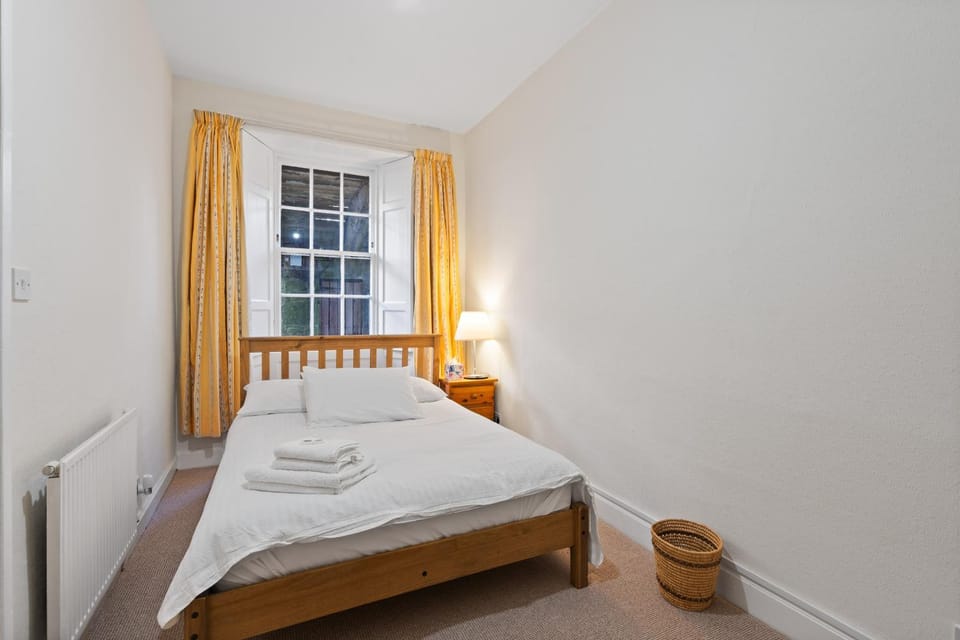 CENTRAL Spacious 2 double bedroomed apartment with its own private garden Princes street 10 minute walk Apartment in Edinburgh