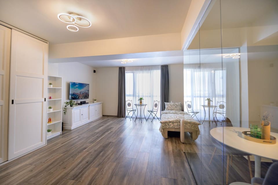 Bed, TV and multimedia, Dining area, Bedroom