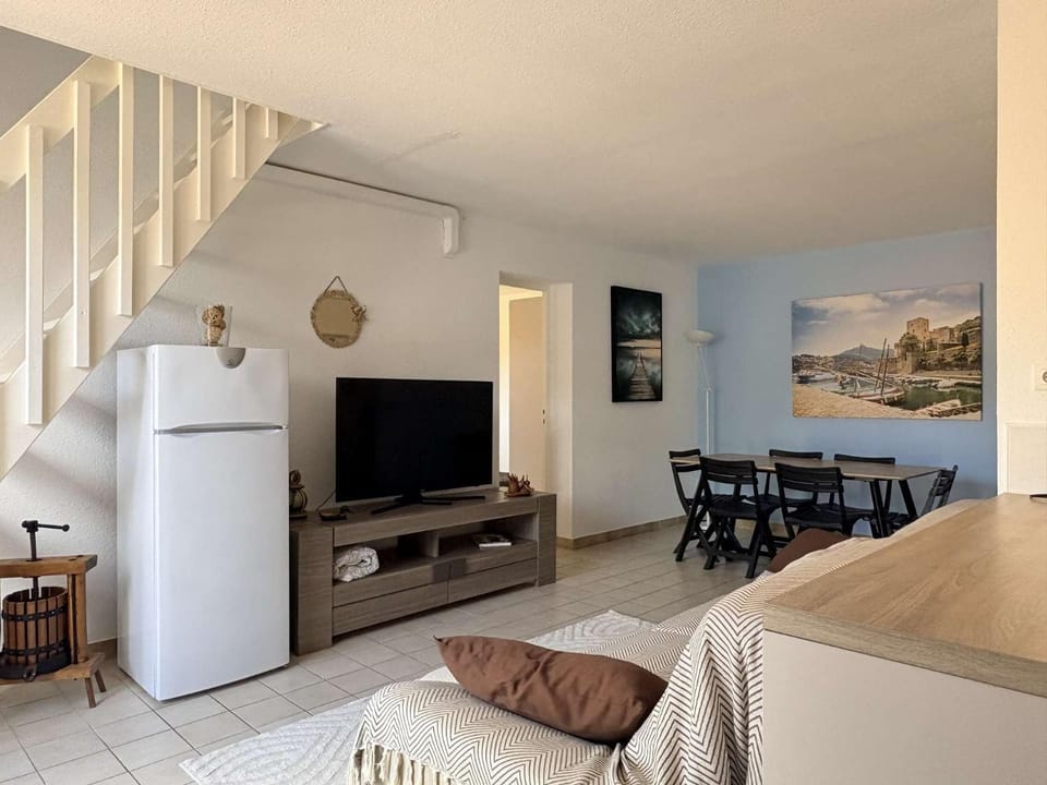 TV and multimedia, Living room, Dining area