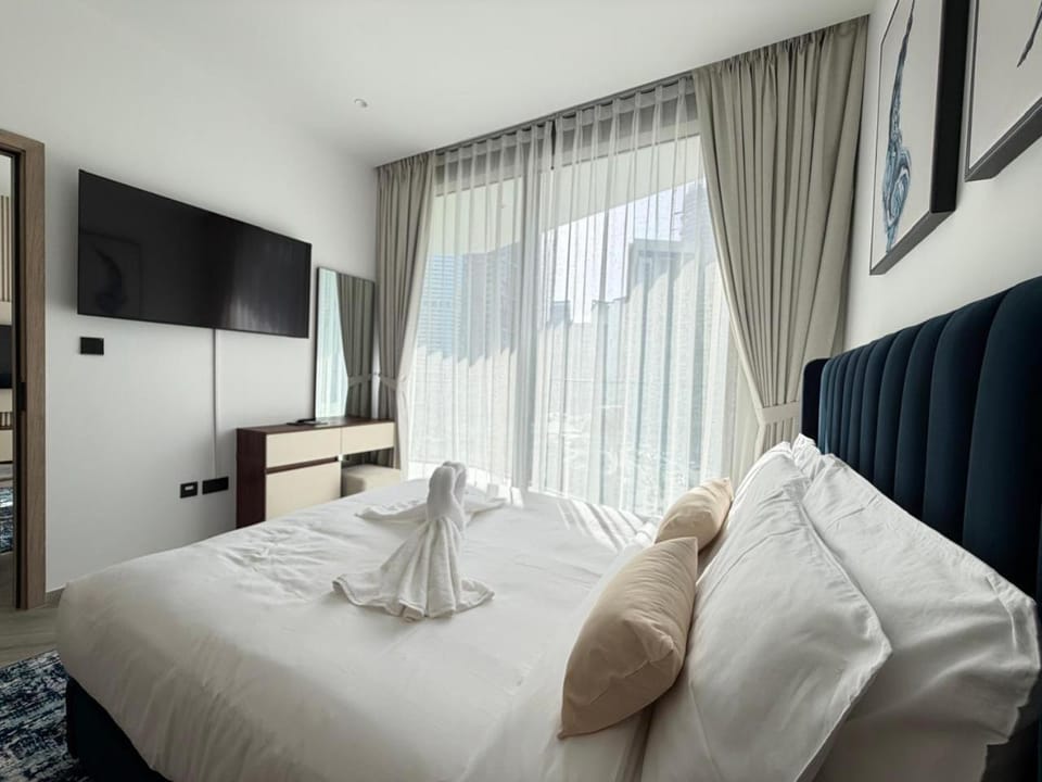 Bed, TV and multimedia, Bedroom, towels