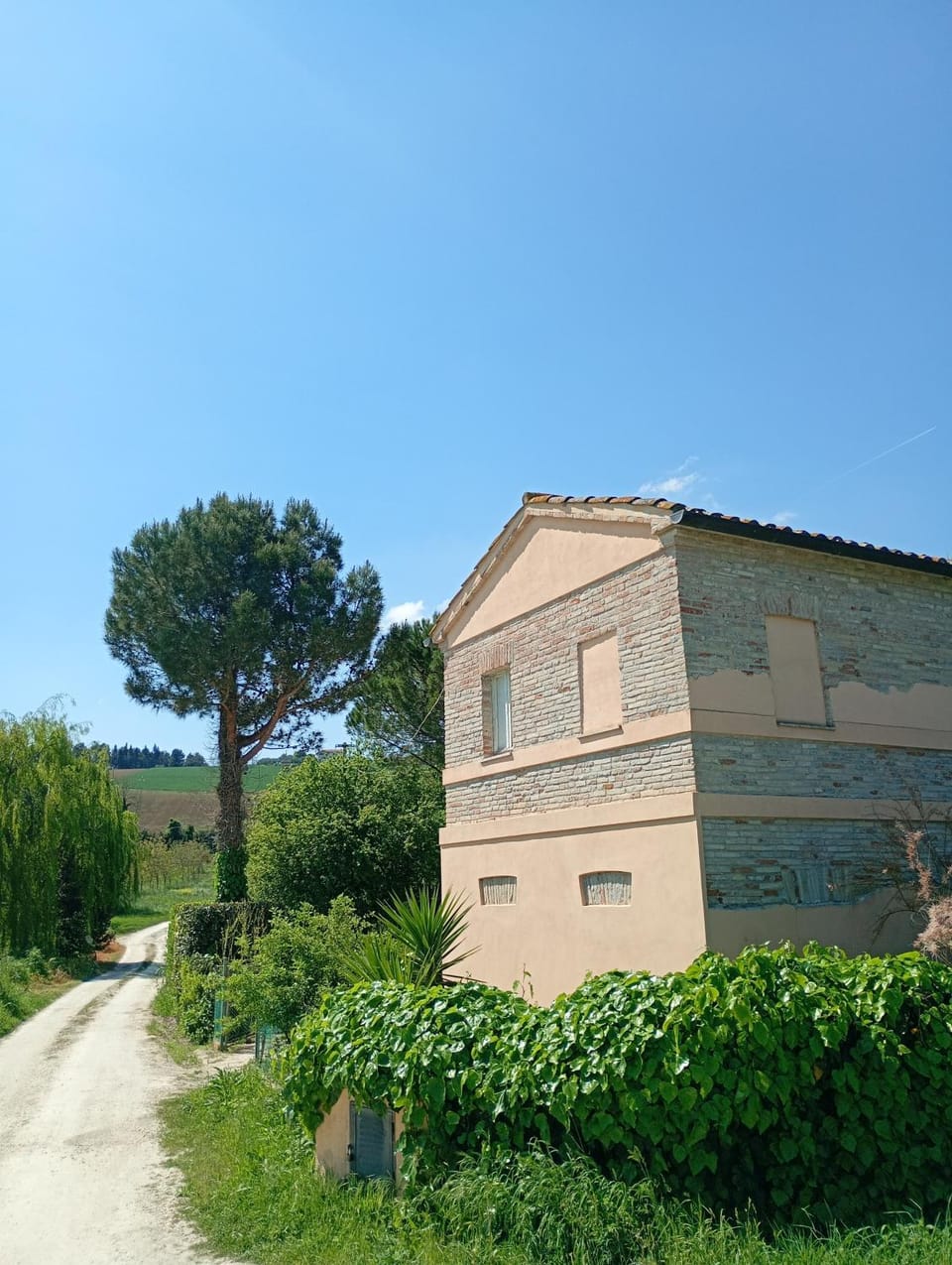 Property building, Spring, Day, Natural landscape, Landmark view