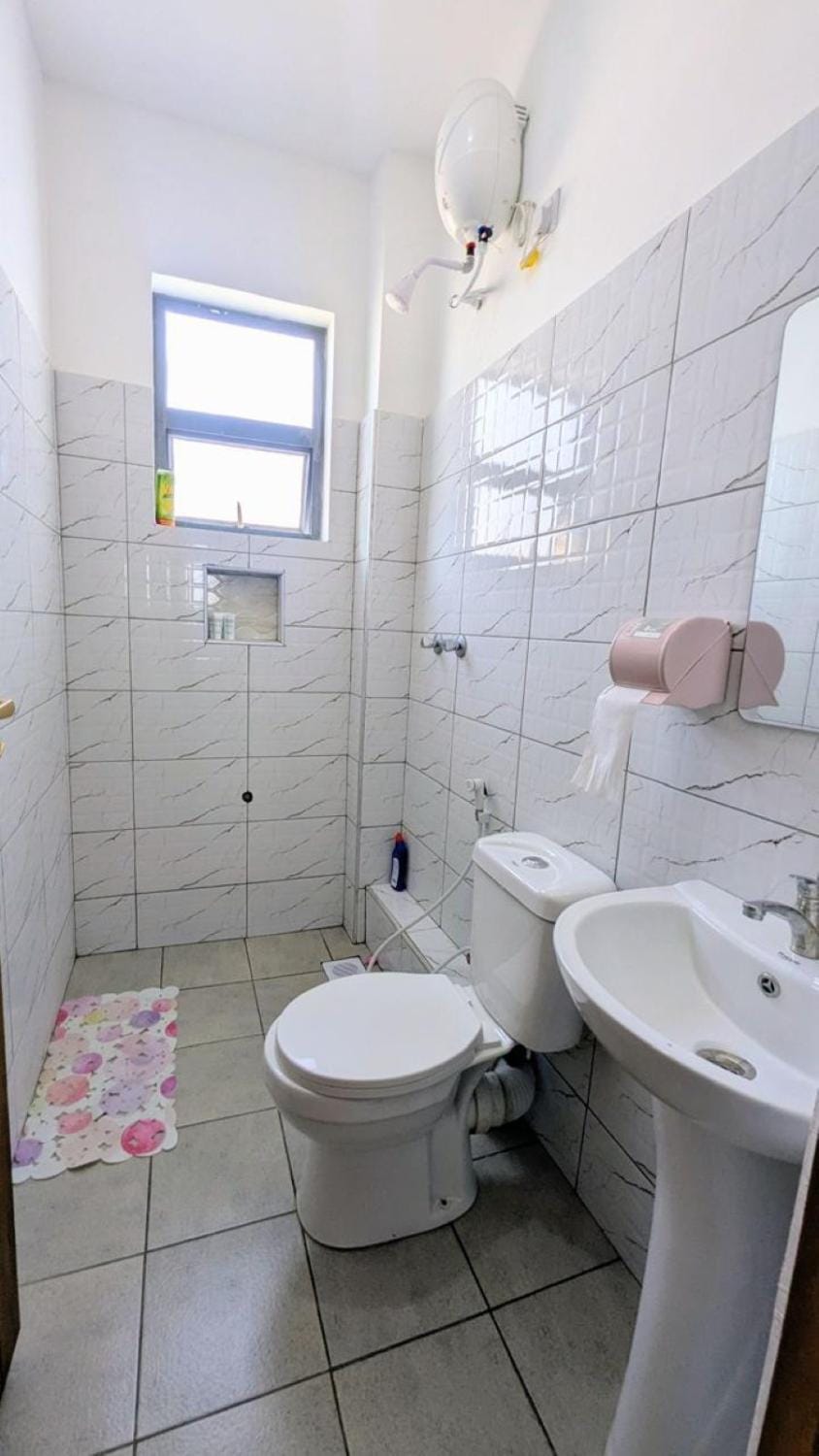 Shower, Toilet, Bathroom, bidet, towels