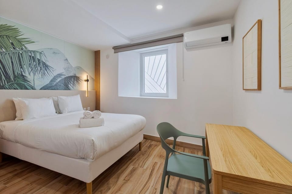 Seating area, Bedroom, air conditioner