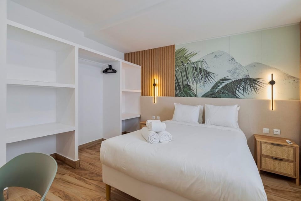 Bed, Bedroom, towels, wardrobe
