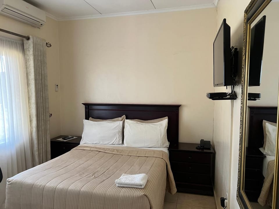 Bed, TV and multimedia, Photo of the whole room, Evening entertainment, Bedroom, towels, air conditioner