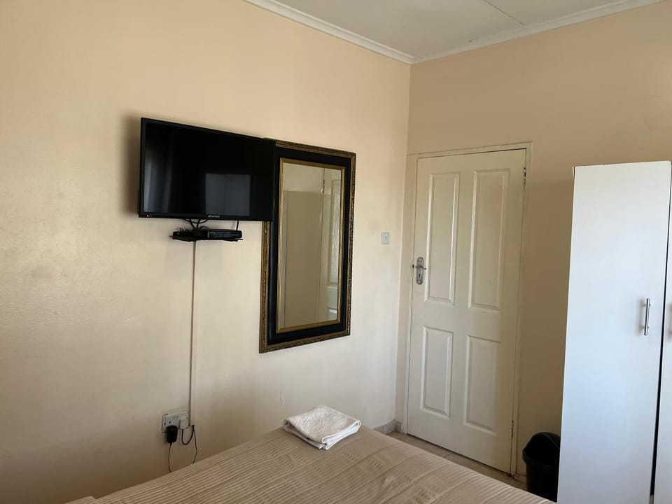 Bed, TV and multimedia, Photo of the whole room, Bedroom, towels, wardrobe