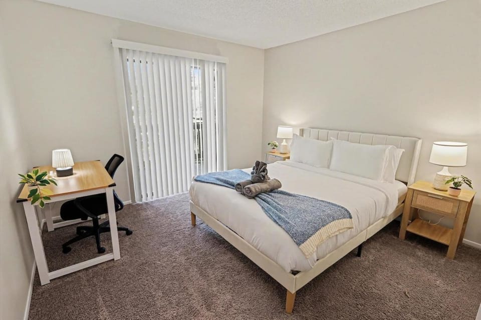 Great for Mid or Long Stays - Pool, King Bed, Gym Apartment in Homewood