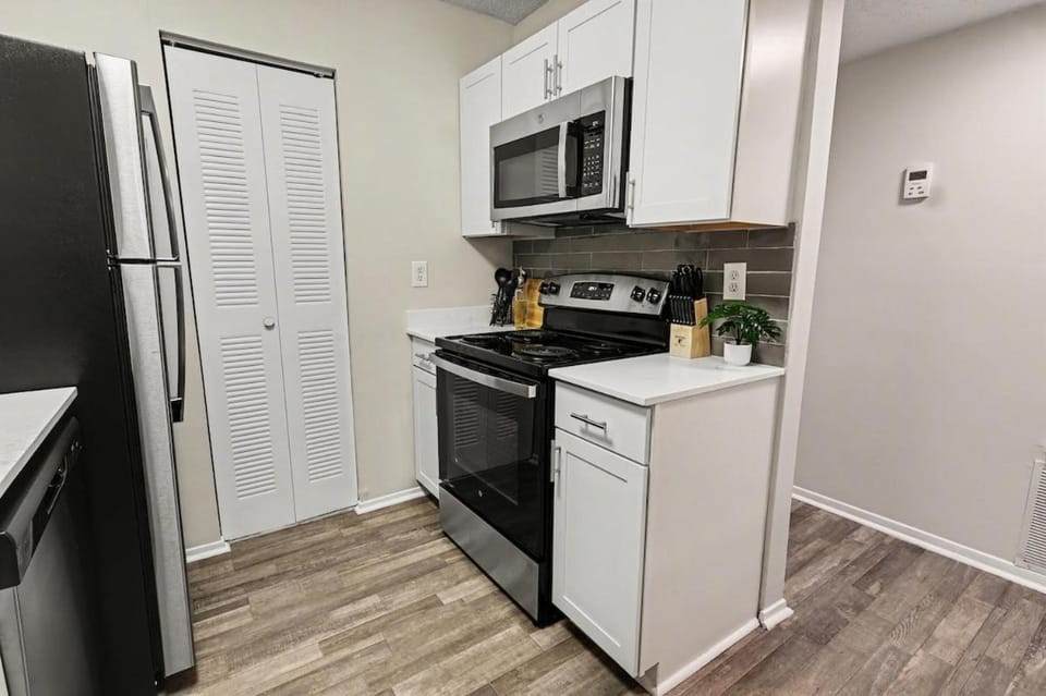 Great for Mid or Long Stays - Pool, King Bed, Gym Apartment in Homewood