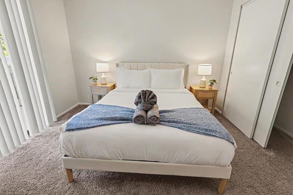 Great for Mid or Long Stays - Pool, King Bed, Gym Apartment in Homewood