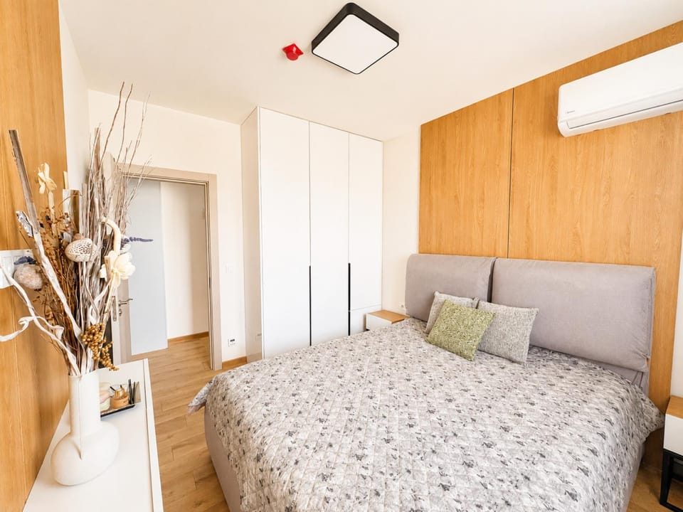 Bed, Bedroom, wardrobe, air conditioner