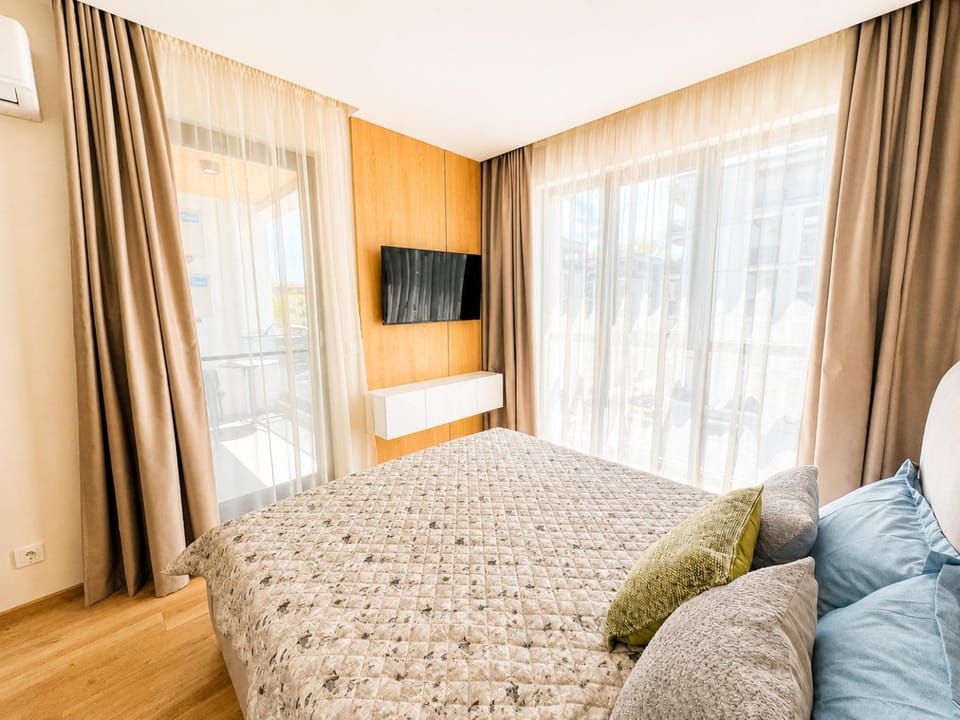 Bed, TV and multimedia, Bedroom, air conditioner