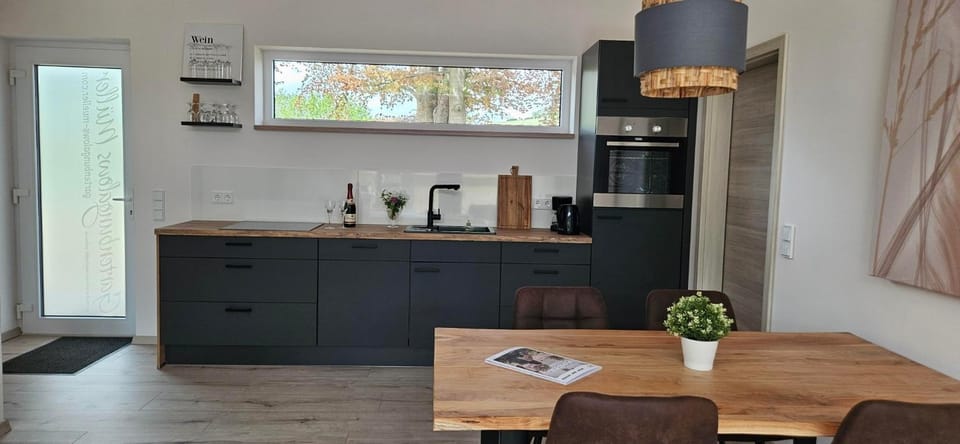 Coffee/tea facilities, Kitchen or kitchenette, Dining area