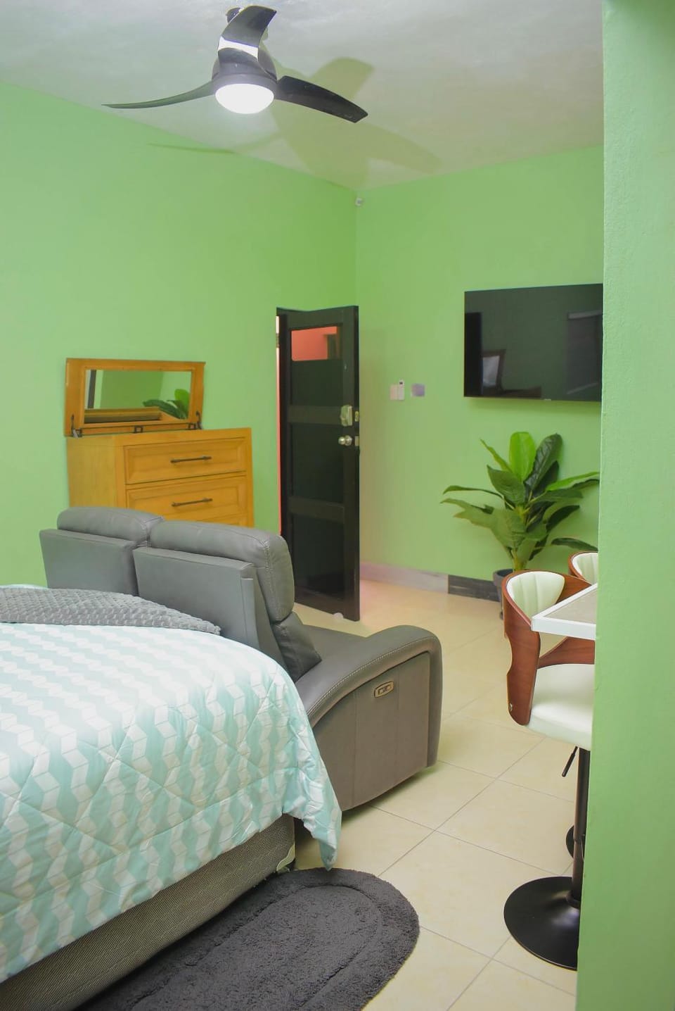 Cedar Grove Luxe Apartment in Portmore