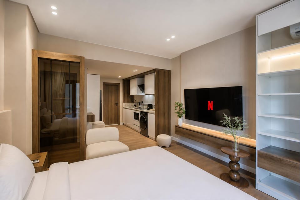 Bed, TV and multimedia, Kitchen or kitchenette, Photo of the whole room, Bedroom, wardrobe, washing machine