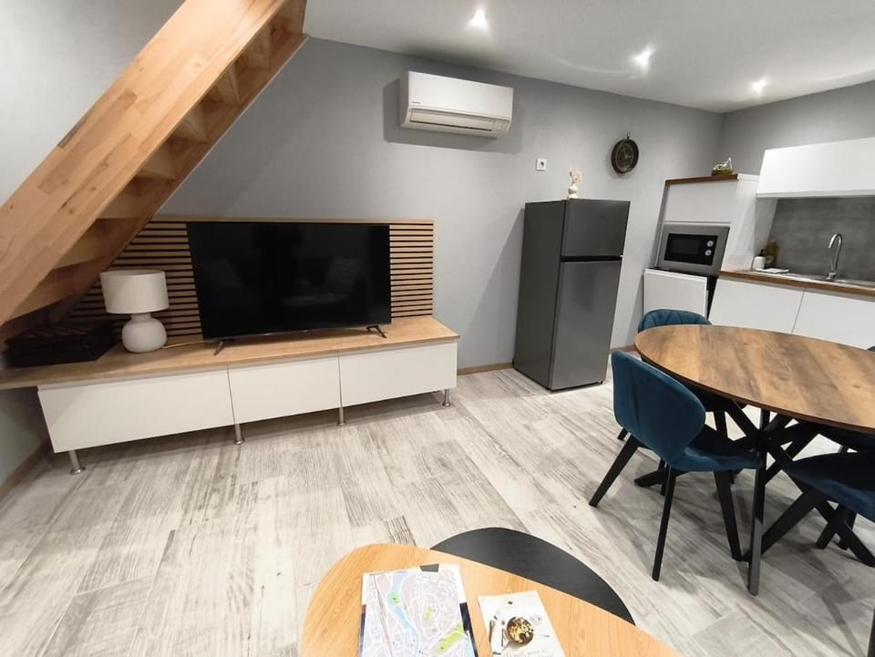 TV and multimedia, Kitchen or kitchenette, Living room, Seating area, Dining area