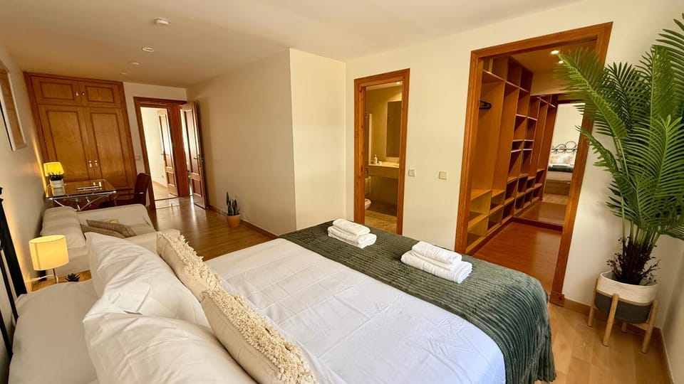 Bed, Photo of the whole room, Seating area, Bedroom, wardrobe