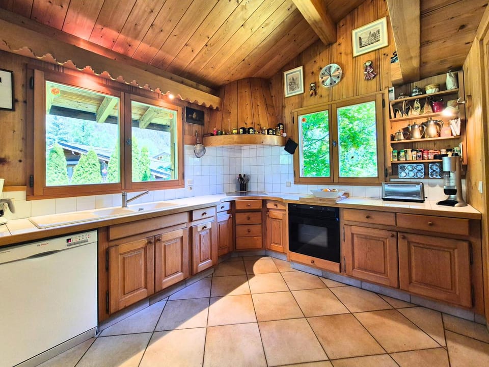 Kitchen or kitchenette, Garden view, stove