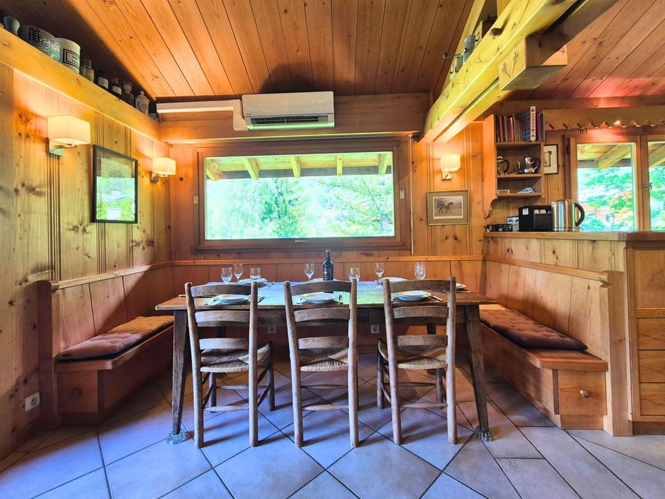 Coffee/tea facilities, Balcony/Terrace, Dining area, Inner courtyard view, air conditioner