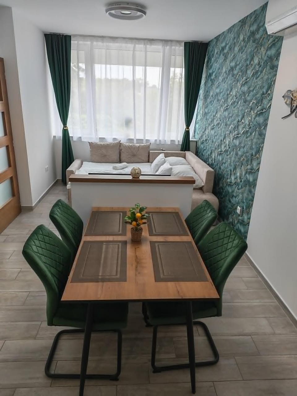 Restaurant/places to eat, Living room