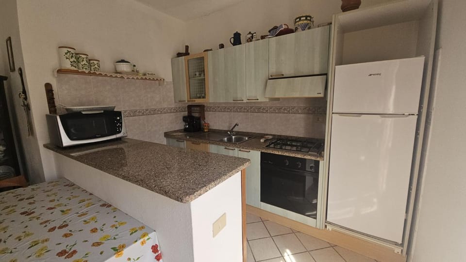 Kitchen or kitchenette, oven, stove