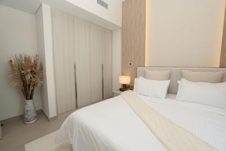 Photo of the whole room, Bedroom, wardrobe