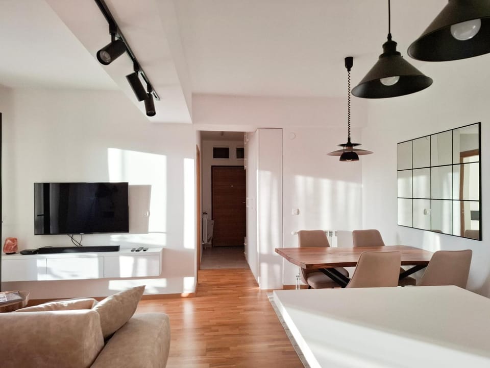 TV and multimedia, Living room, Seating area, Dining area