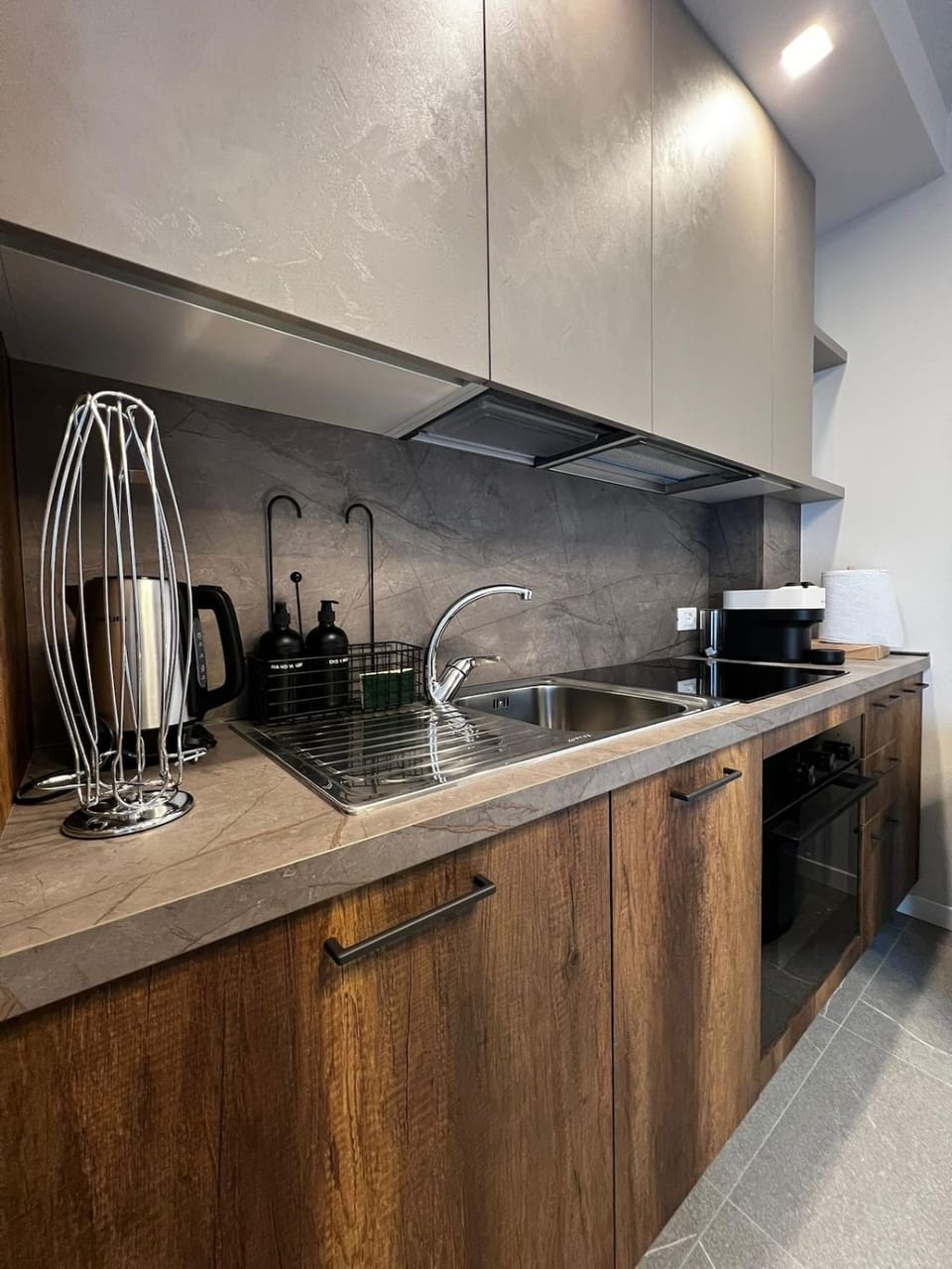 Kitchen or kitchenette, dishwasher, stove