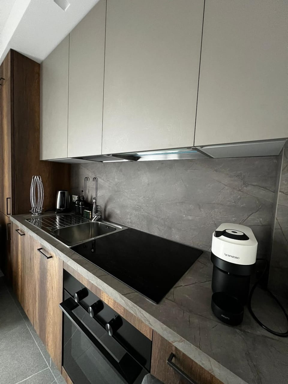 Coffee/tea facilities, Kitchen or kitchenette, stove
