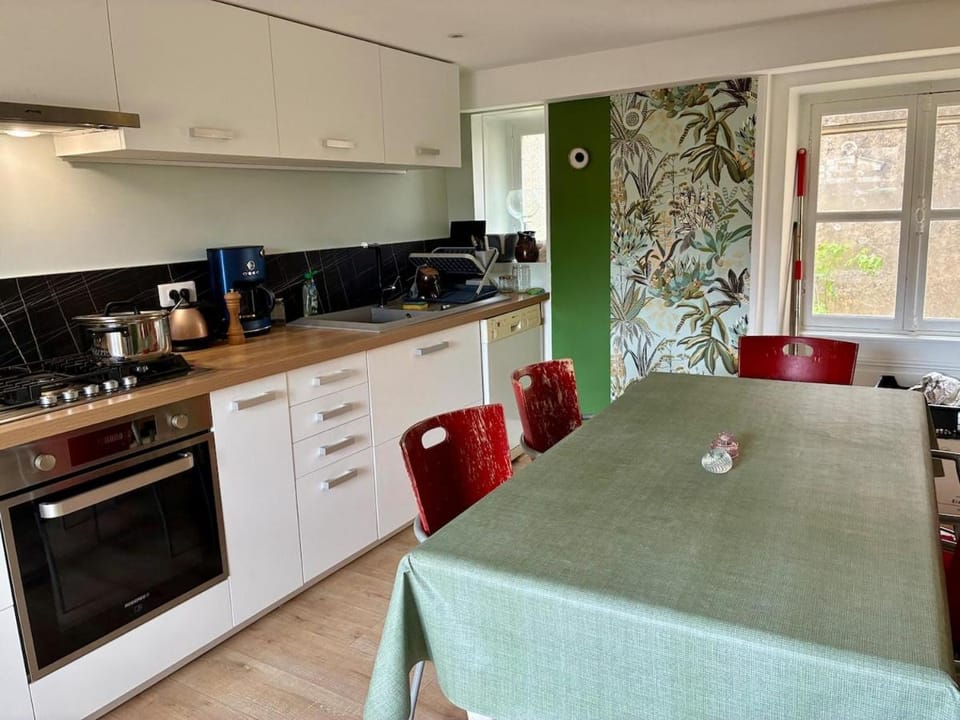 Coffee/tea facilities, Dining area, oven, stove, kitchen