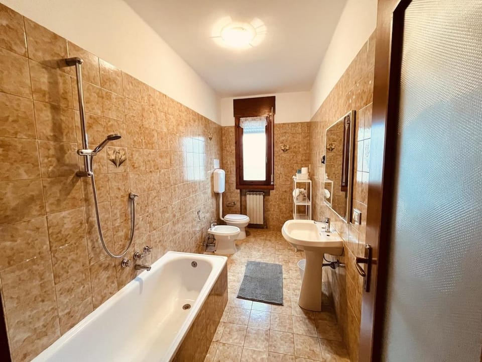 Shower, Toilet, Bathroom, Bath, bidet, towels