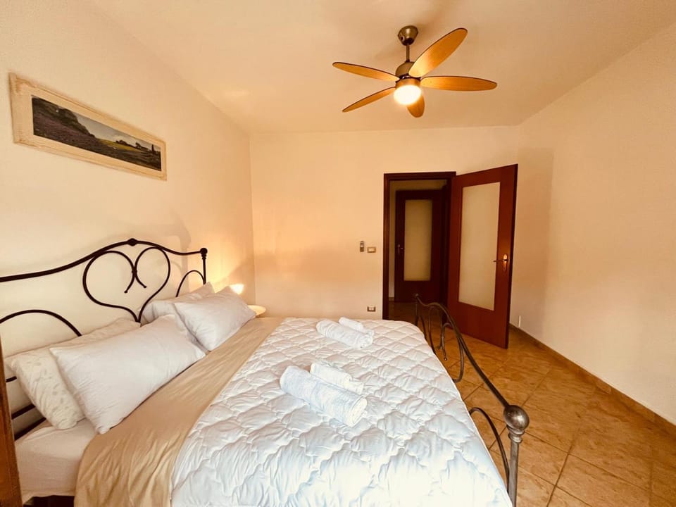 Bed, Bedroom, heating, towels