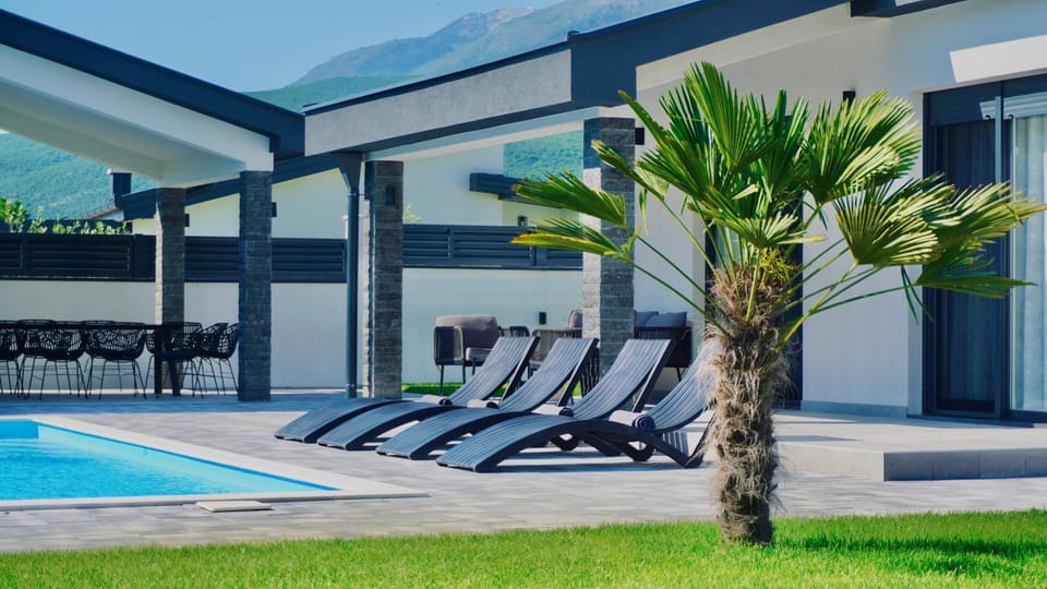 Garden view, Swimming pool, sunbed