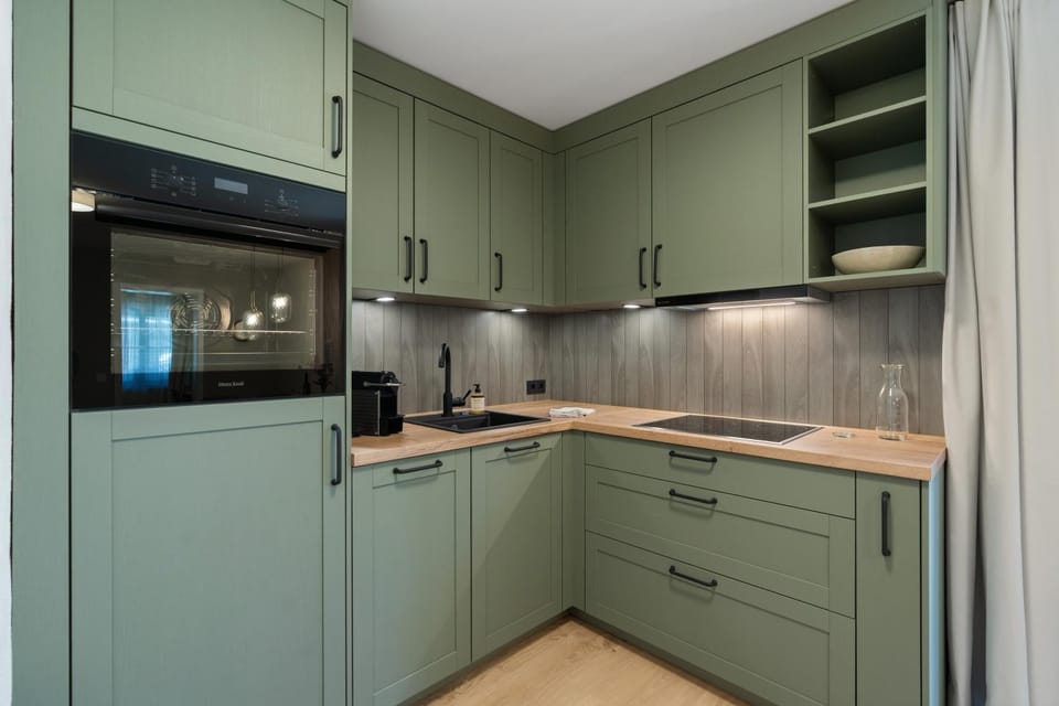 Kitchen or kitchenette, dishwasher, oven, stove