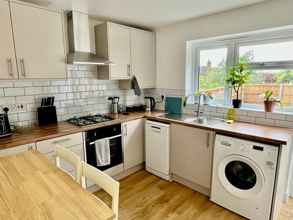 Kitchen or kitchenette, Dining area, dishwasher, oven, washing machine