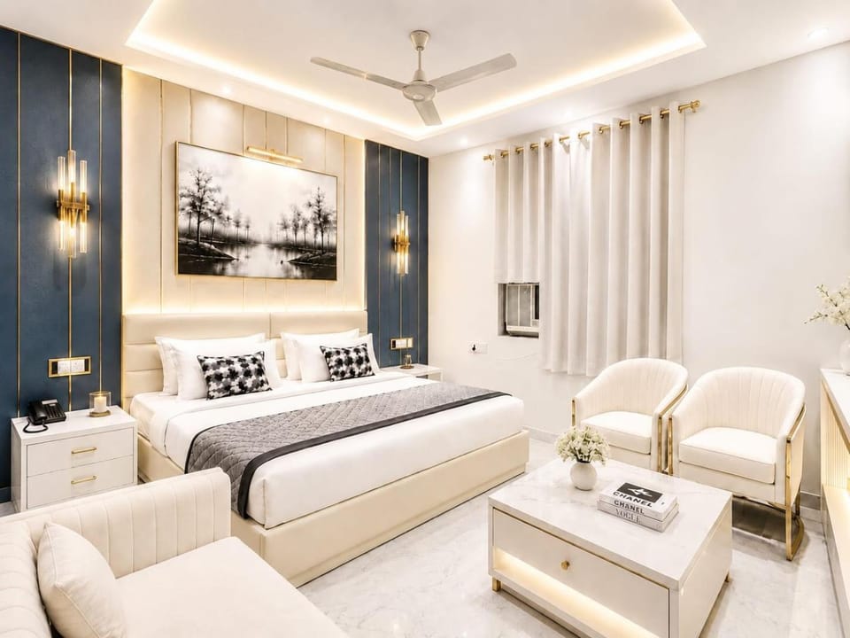 Bed, Photo of the whole room, Seating area, Bedroom