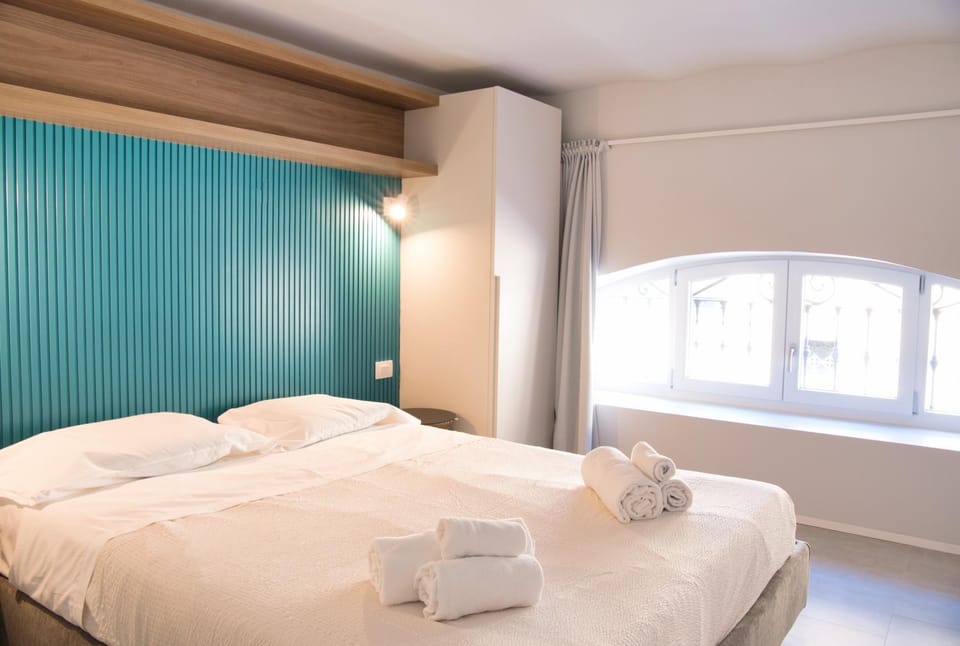 Bed, Bedroom, towels