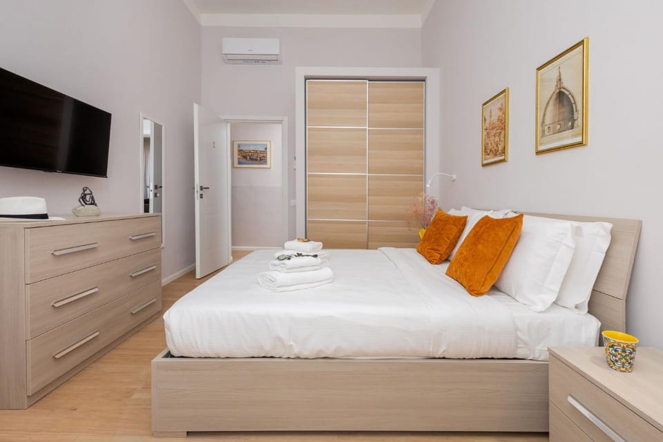 Bedroom, wardrobe