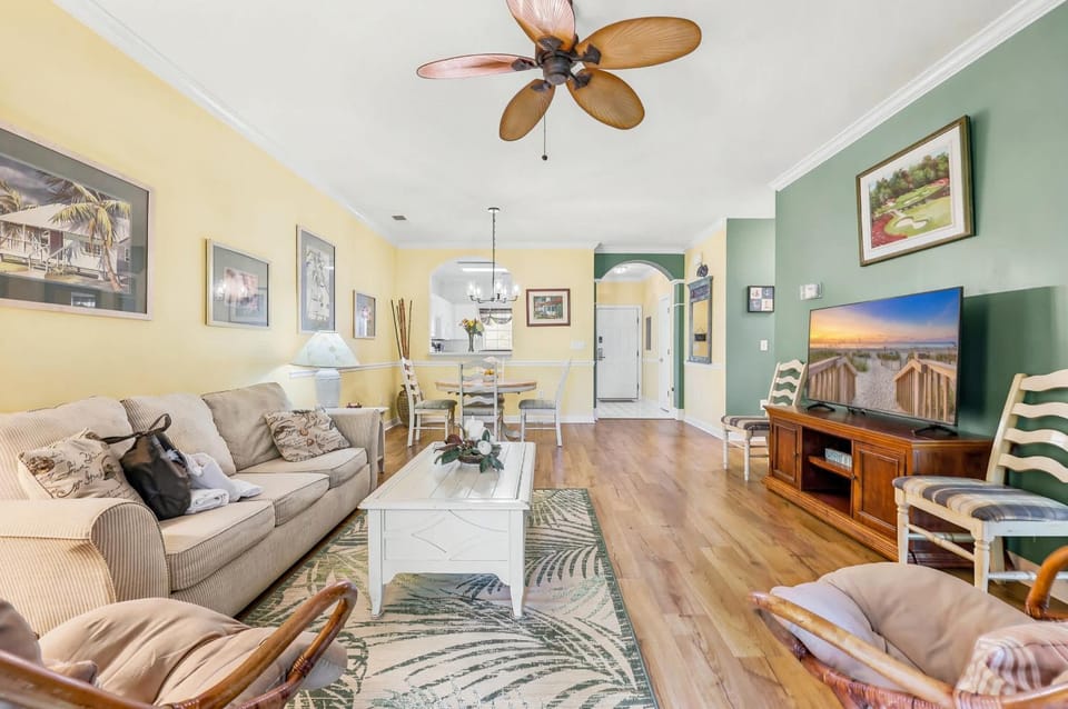 Ground Floor Resort Villa w Huge Pool and Hot Tub House in North Myrtle Beach
